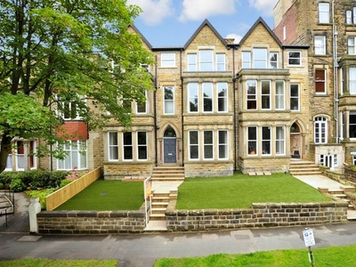 Flat to rent in Valley Drive, Harrogate HG2