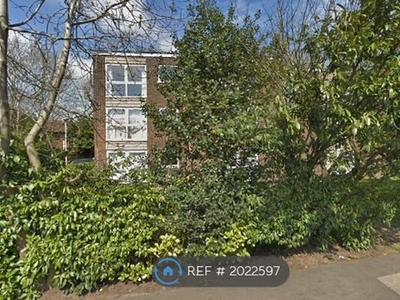 Flat to rent in Vine Court, Hersham, Walton-On-Thames KT12