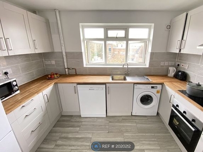 Flat to rent in Woodford Green, Woodford Green IG8