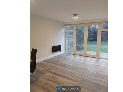 Flat to rent in Woodleigh, South Woodford E18