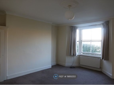 Flat to rent in York Road, Hove BN3