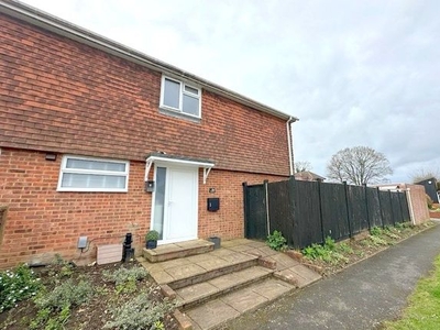 Maisonette to rent in Dawnay Road, Great Bookham, Leatherhead KT23