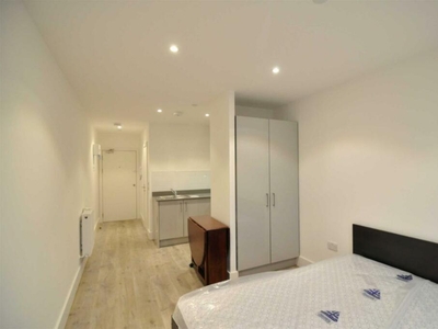 Studio flat for rent in Luminaire Apartments, Kilburn High Road, London, NW6