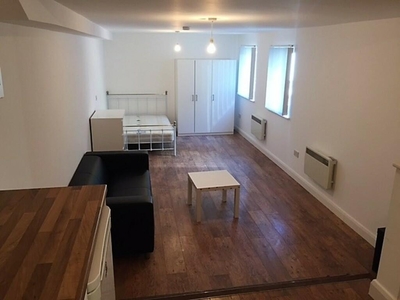 Studio flat for rent in Wilmslow Road, Rusholme, Manchester, M14