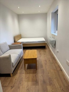 Studio to rent in Alpha Street South, Slough SL1