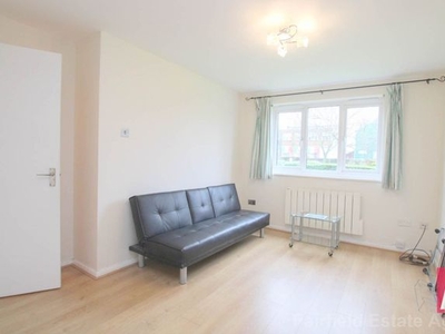 Studio to rent in Southwold Road, Watford WD24