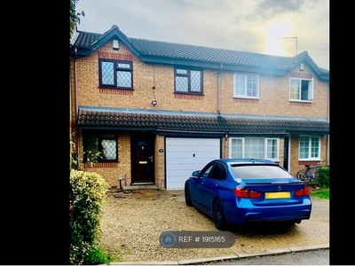 Terraced house to rent in Lowestoft Drive, Slough SL1