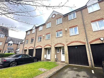 Town house to rent in Norbury Avenue, Watford WD24