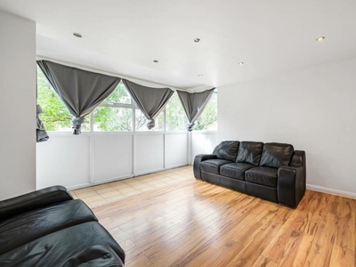 2 bedroom flat for rent in Averil Grove, Norwood, London, SW16