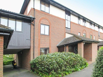 2 bedroom flat for rent in Barnston Way, Brentwood, Essex, CM13