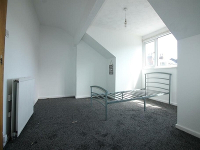 2 bedroom flat for rent in Brudenell Grove, Hyde Park, Leeds, LS6