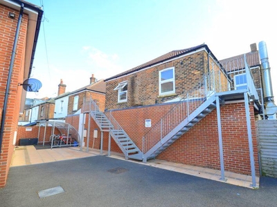 2 bedroom flat for rent in Consort Close, Poole, BH12