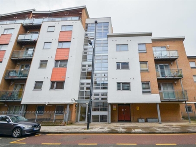 2 bedroom flat for rent in Cubix Apartments, Violet Road, London, E14, E3