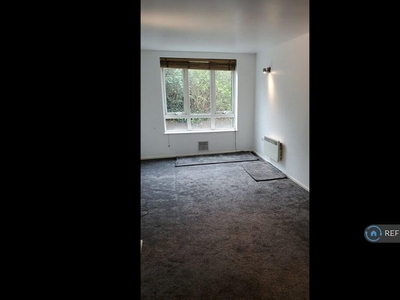 2 bedroom flat for rent in High Rd, London, E18