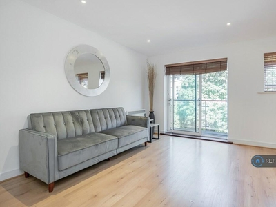 2 bedroom flat for rent in Highfield Close, London, SE13