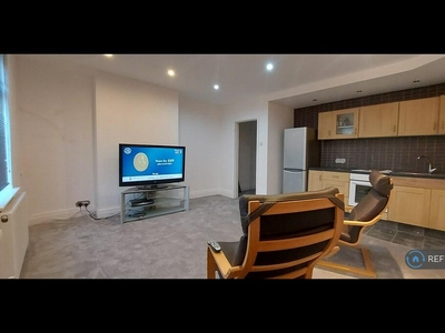 2 bedroom flat for rent in Moorside Road, Swinton, Manchester, M27