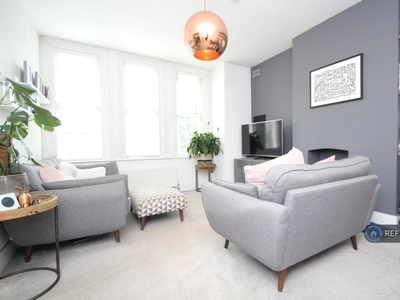 2 bedroom flat for rent in Moreton Road, South Croydon, CR2