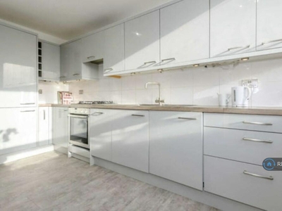 2 bedroom flat for rent in Winterfold Close, London, SW19