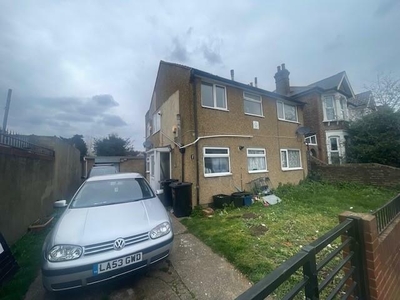 2 bedroom maisonette for rent in Mitcham Road, Ilford, IG3