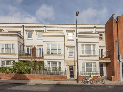 2 bedroom property for sale in Barnes High Street, London, SW13