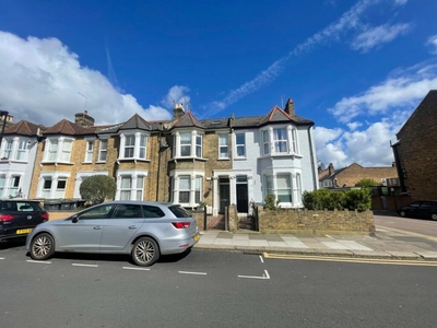 3 bedroom apartment for rent in Myddleton Road, Wood Green, N22