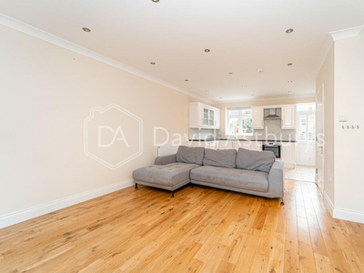 3 bedroom apartment for rent in Umfreville Road, Finsbury Park, London, N4