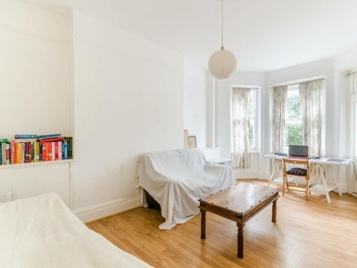 3 bedroom flat for rent in Elms Crescent, Abbeville Village, London, SW4
