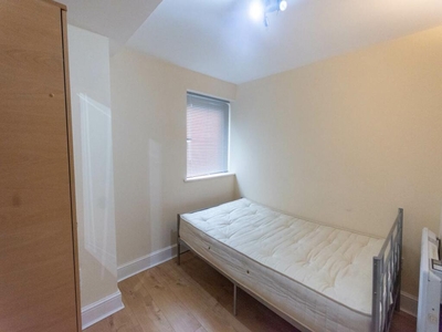 3 bedroom flat for rent in Llanbleddian Gardens, Cathays, Cardiff, CF24