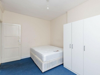 3 bedroom flat for rent in Tanners Hill, London, SE8