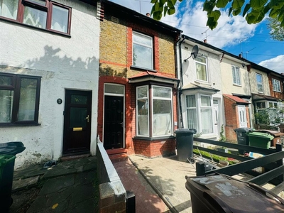 3 bedroom terraced house for rent in Wedderburn Road, Barking, IG11