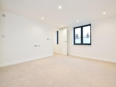 3 bedroom town house for rent in Kneller Road, London, SE4