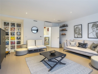 4 bedroom property for sale in Pinnacle Close, LONDON, N10