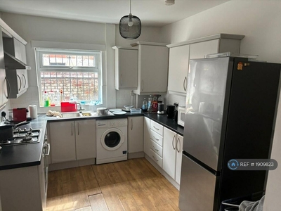4 bedroom terraced house for rent in Moseley Road, Manchester, M14