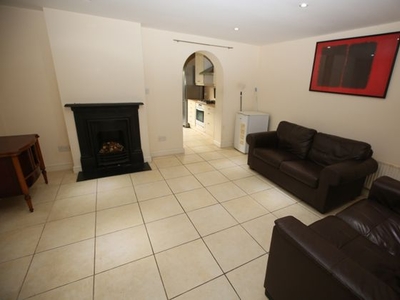 4 bedroom town house to rent London, N11 1NB