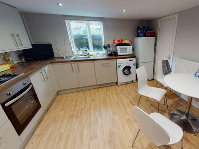 5 bedroom house for rent in Hessle Terrace, Leeds, LS6