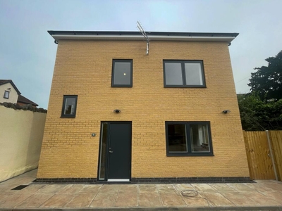 6 bedroom semi-detached house for rent in Edgeware Road, Staple Hill, Bristol, BS16