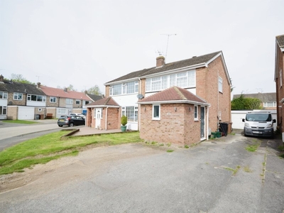 Harrow Way, Chelmsford - 3 bedroom semi-detached house