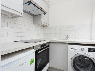 Studio flat for rent in Balham High Road, SW17