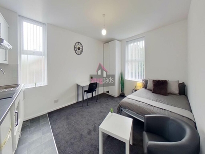 Studio flat for rent in Bedsit Room Gildabrook Road, Salford, Manchester, M30