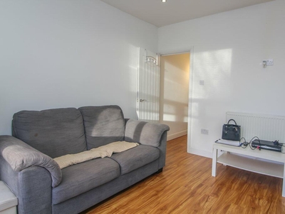 Studio flat for rent in Connaught Road, Roath, Cardiff, CF24