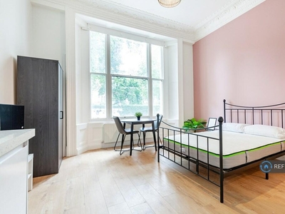 Studio flat for rent in Kensington Gardens Square, London, W2