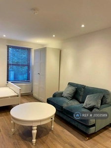 Studio flat for rent in North Finchley, London, N12