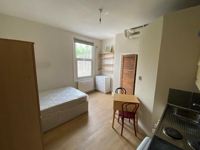 Studio flat for rent in Westbere Road, London, NW2