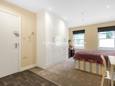 Studio flat for rent in Woodchurch Road London NW6