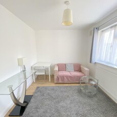 1 bedroom flat for rent in Jersey Road, Hounslow, TW3