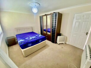 1 bedroom ground floor flat for rent in St. Peters Close, Ilford, IG2