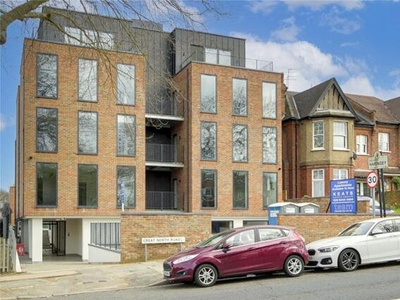 2 Bedroom Apartment For Rent In London, East Finchley