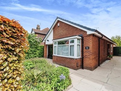 2 bedroom bungalow for sale in Essex Avenue, Didsbury, Manchester, Greater Manchester, M20