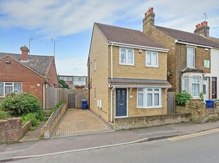 2 bedroom detached house for rent in Tonge Road, Sittingbourne, Kent, ME10