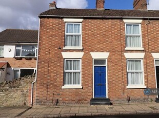 2 bedroom end of terrace house for rent in High Street, Northampton, NN2